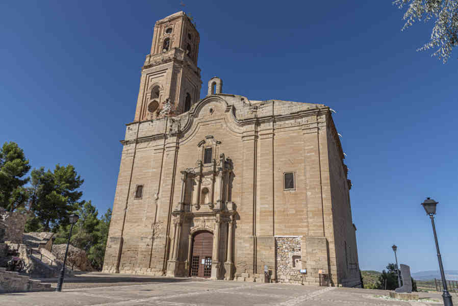 Tarragona - Corbera d'Ebre - Poble Vell 06 - antigua parroquial de Sant Pere.jpg